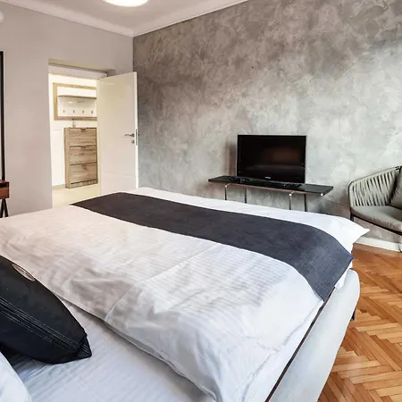 Two Bedroom With The Free Parking Apartment