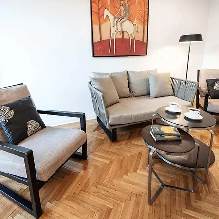 Two Bedroom With The Free Parking Apartment